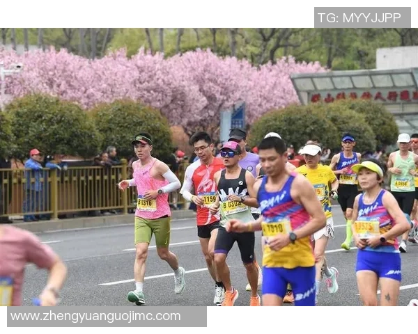 武汉滑板队勇闯城市马拉松展现青春风采与拼搏精神
